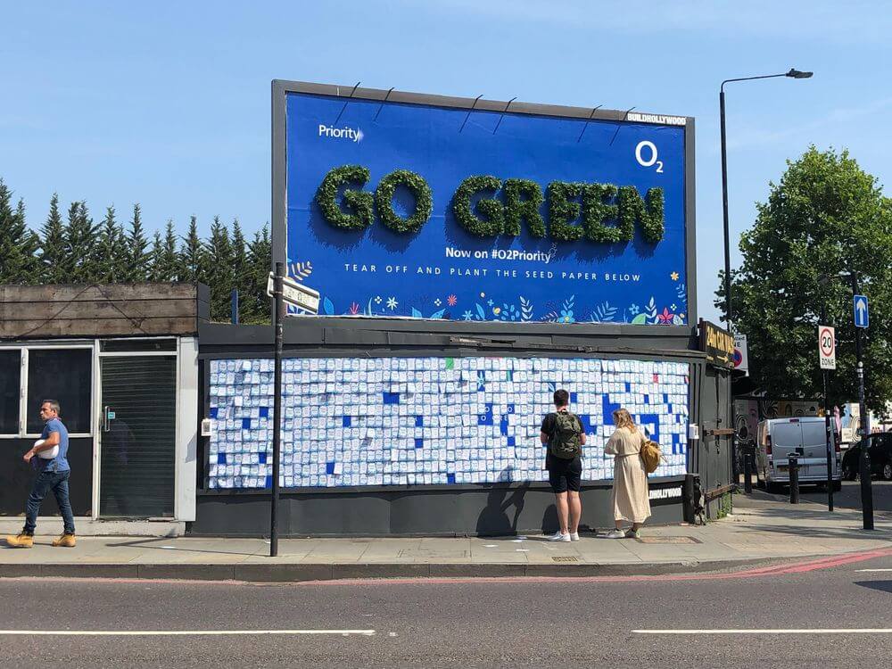 bảng quảng cáo xanh Go Green của O2